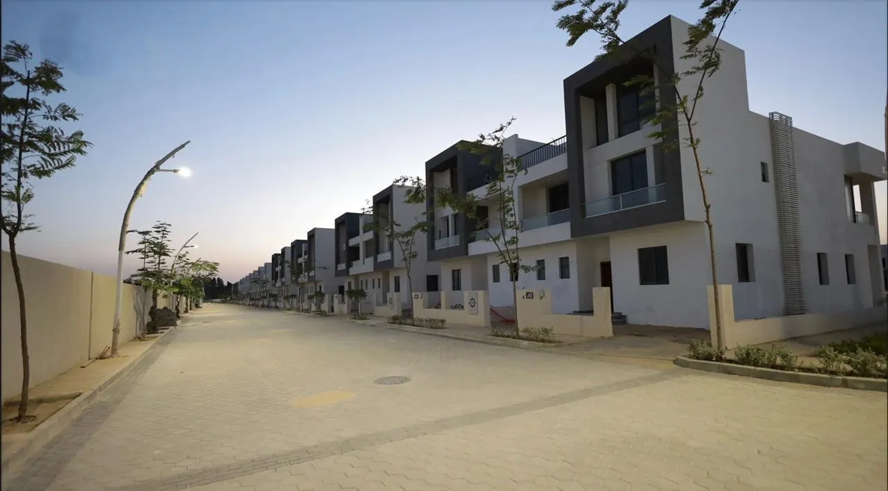  للبيع في ليك ويست في  بمساحة 0 م² تتكون من 0 غرف