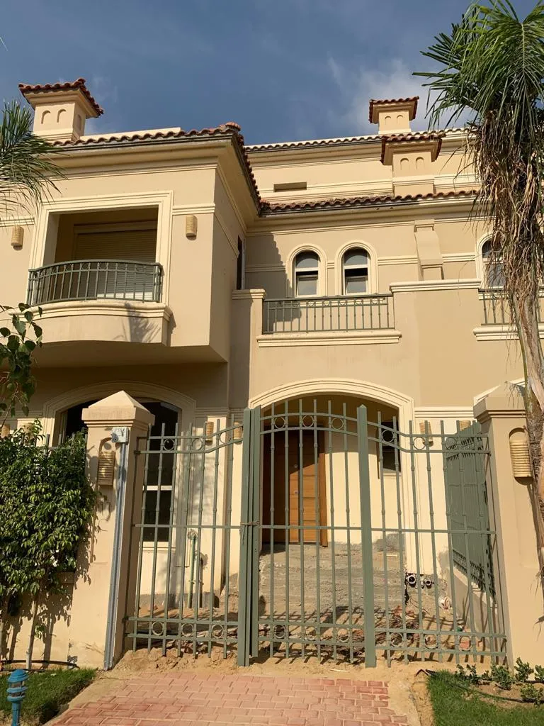 Villa for sale in El Patio 5 East in El Shorouk of 260 m² with 3 bedrooms