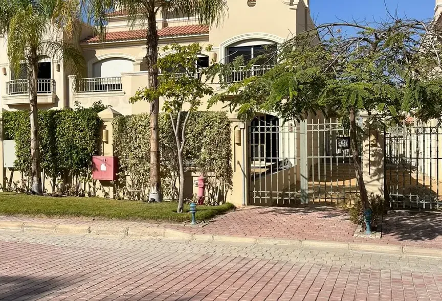 Villa for sale in El Patio 5 East in El Shorouk of 260 m² with 3 bedrooms