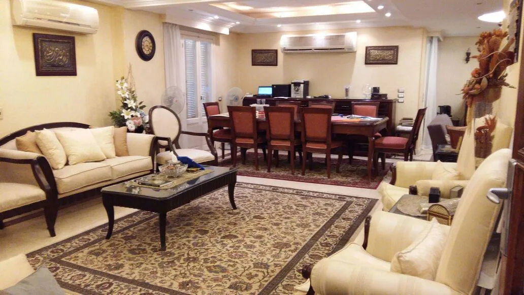 Apartment for sale in Hadayek el Mohandesin in El Sheikh Zayed of 180 m² with 3 bedrooms