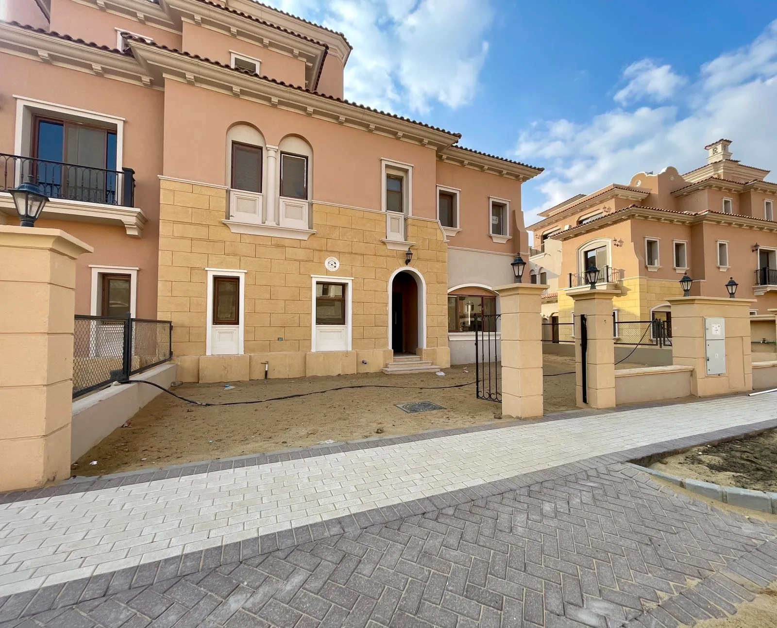 Villa for sale in City Gate in New Cairo of 255 m² with 3 bedrooms