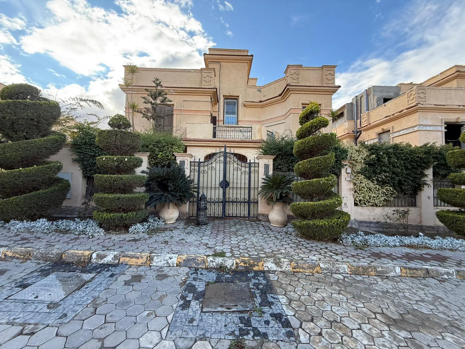 Villa for sale in Tiba in New Cairo of 380 m² with 5 bedrooms