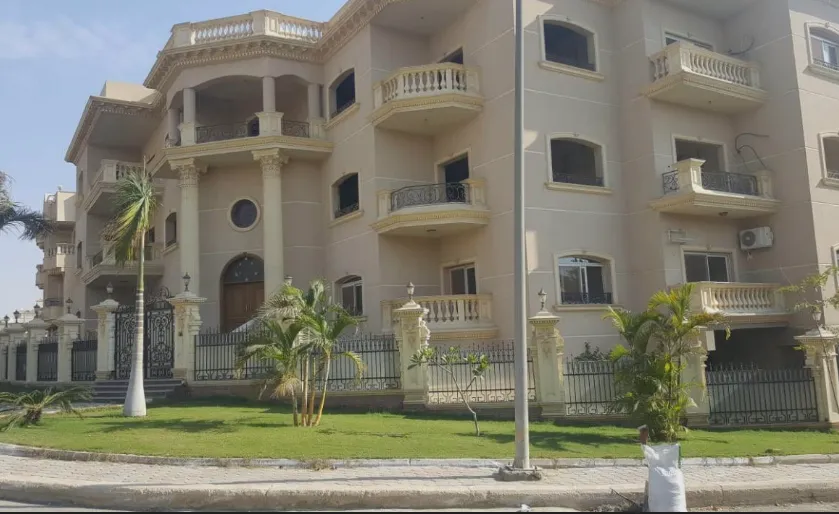  للبيع في غرب الجولف في  بمساحة 0 م² تتكون من 0 غرف