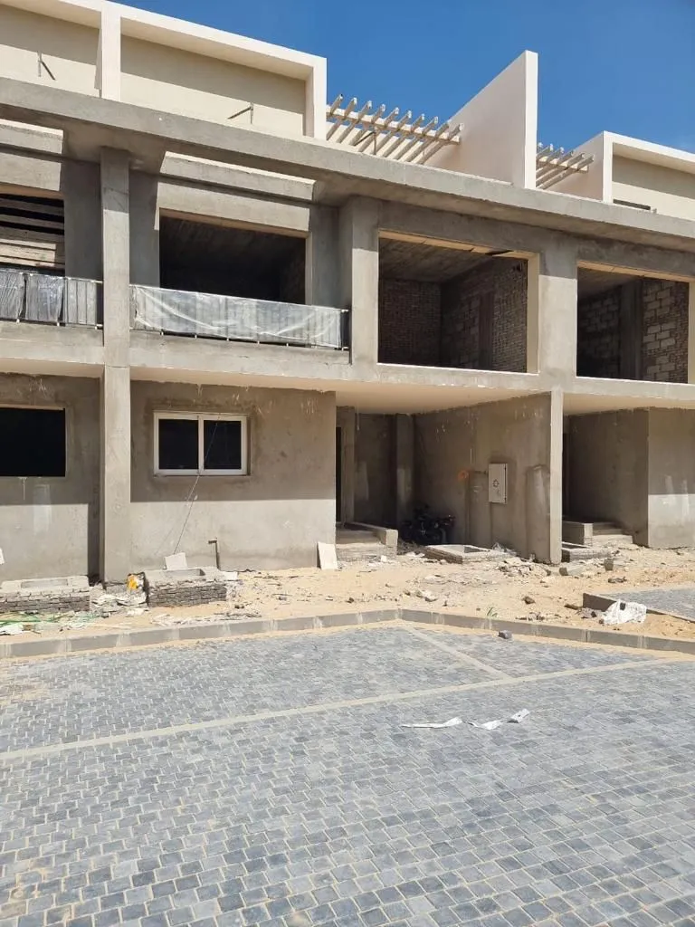 للبيع في بيراميد هيلز في بمساحة 0 م² تتكون من 0 غرف