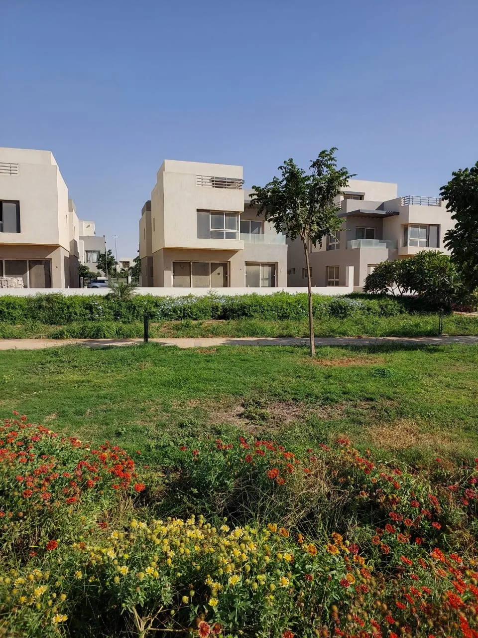 Villa for sale in Hyde Park in 6th settlement of 328 m² with 4 bedrooms