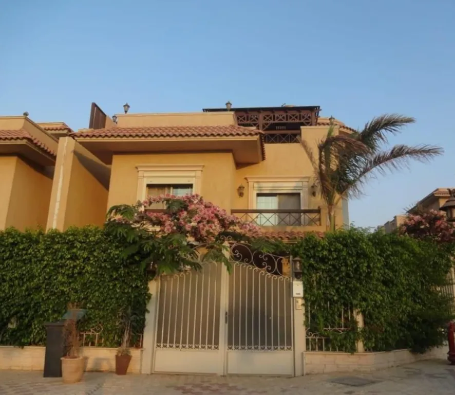 Villa for sale in Flowers Park in New Cairo of 316 m² with 5 bedrooms