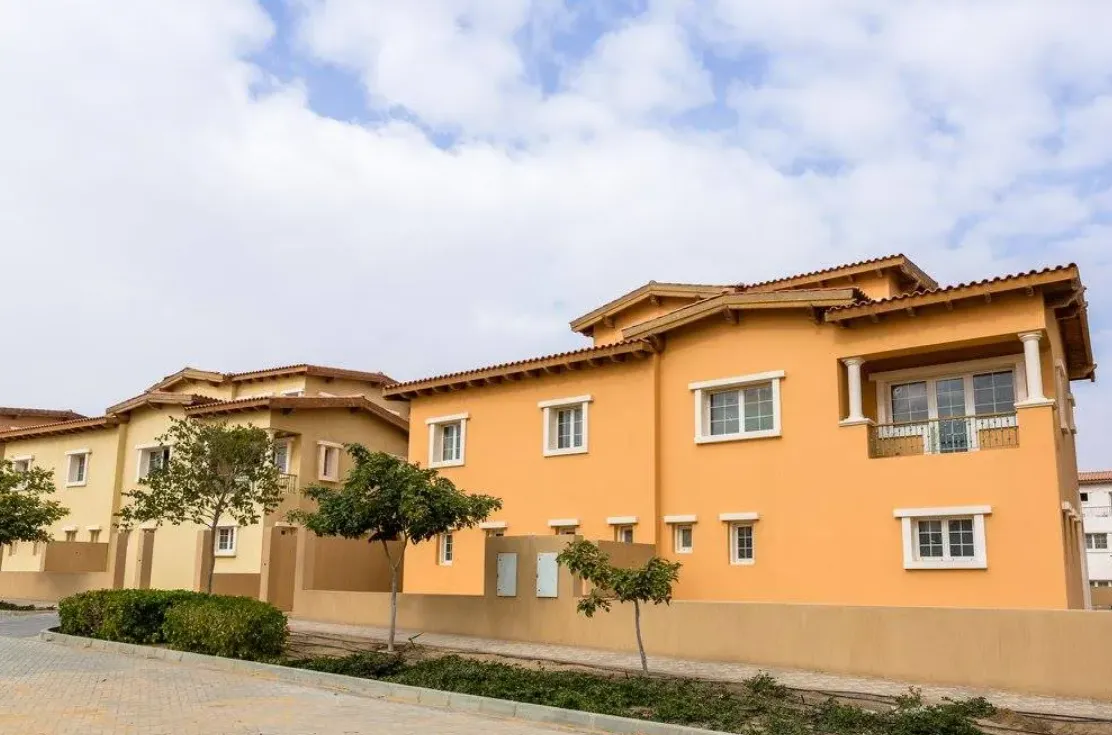 Villa for sale in Hyde Park in 6th settlement of 328 m² with 6 bedrooms