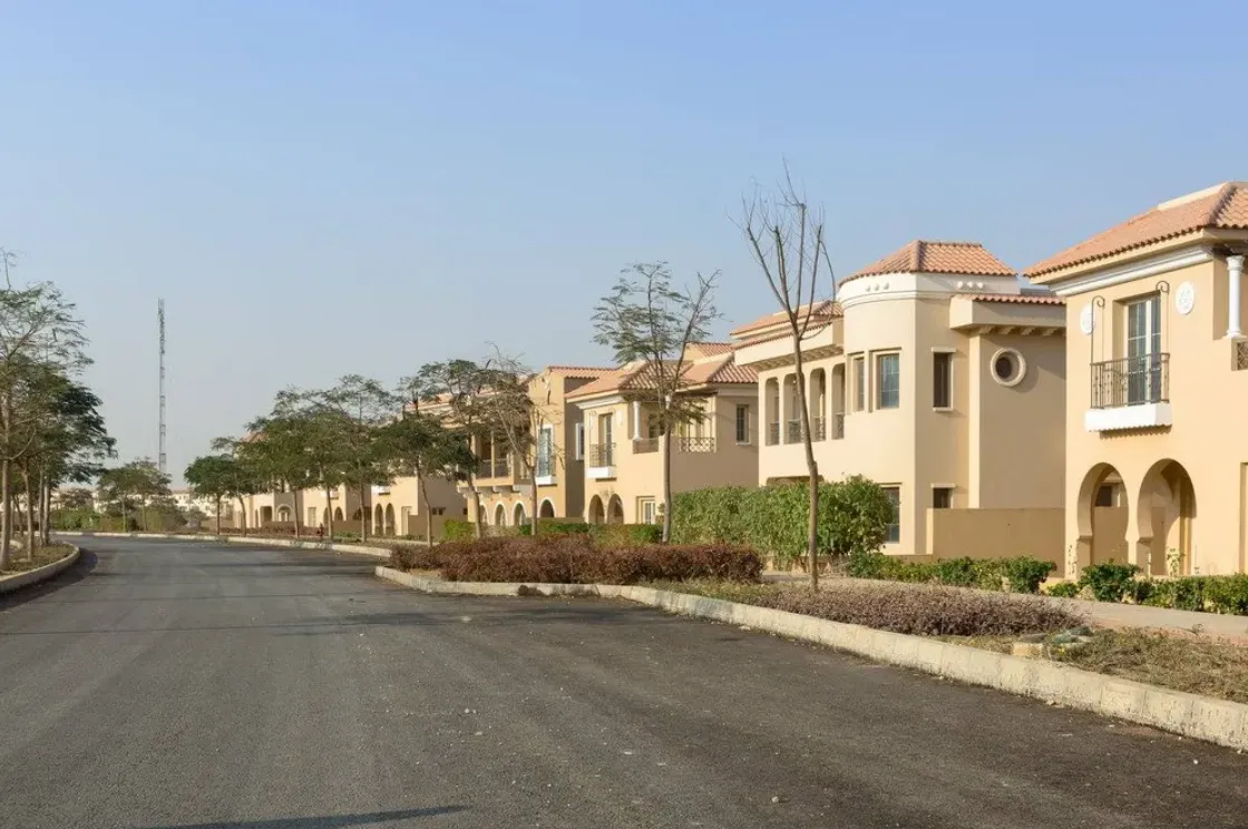 Villa for sale in Hyde Park in 6th settlement of 328 m² with 6 bedrooms