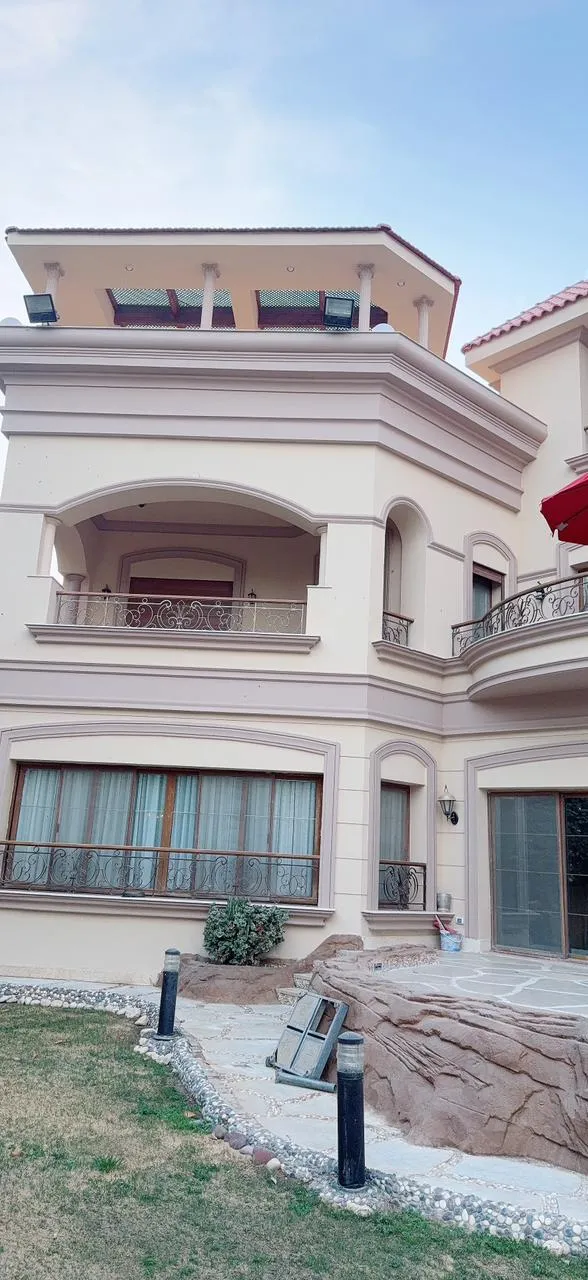 Villa for sale in Royal Hills in 6th of October City of 2450 m² with 8 bedrooms