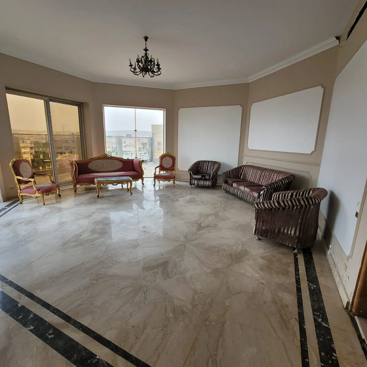 Villa for sale in Royal City in El Sheikh Zayed of 1400 m² with 12 bedrooms