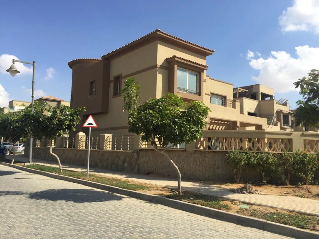 فيلا للبيع في PK1 بالم هيلز قطامية في جولدن سكوير بمساحة 560 م² تتكون من 6 غرف