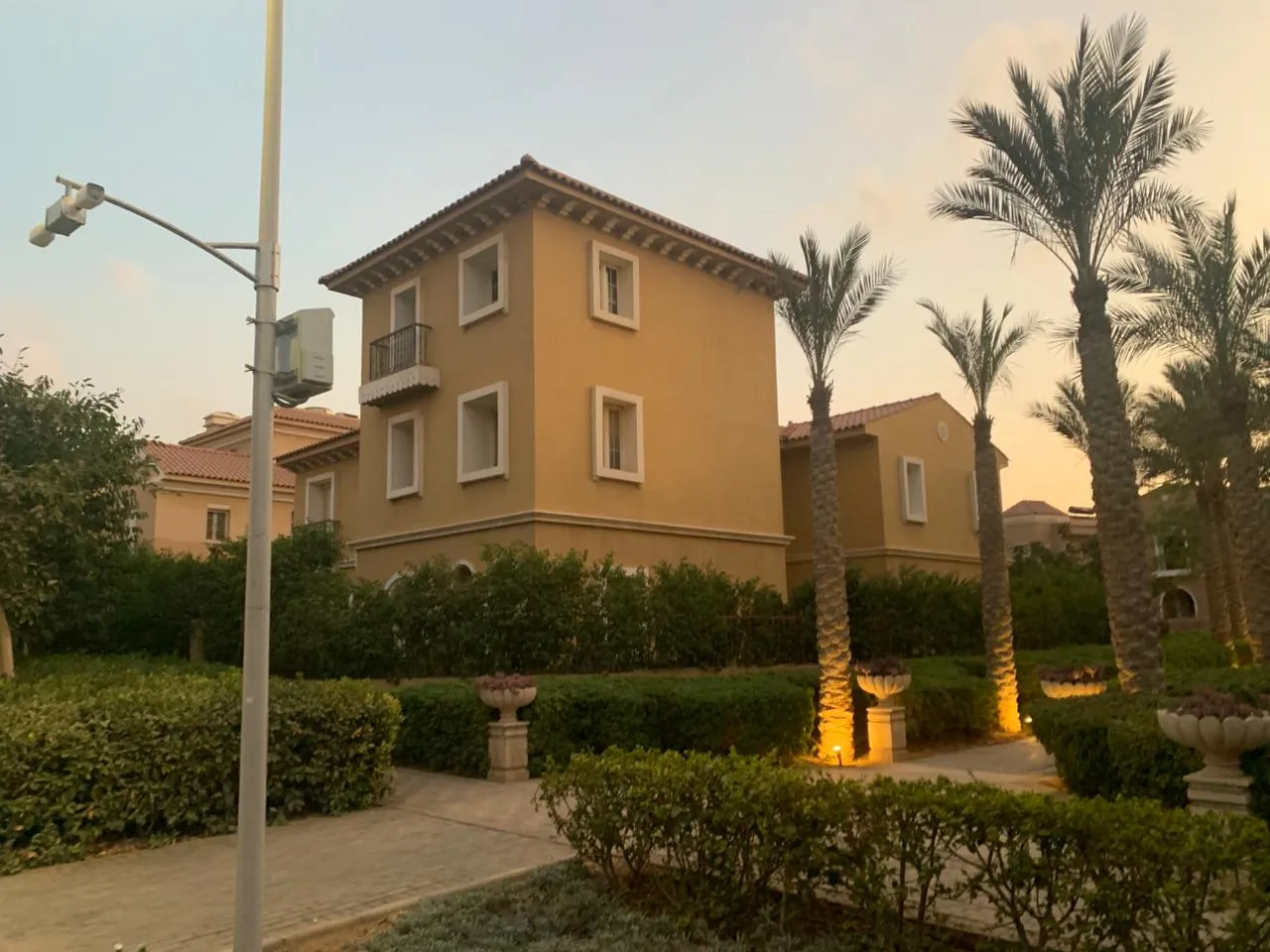Villa for sale in Hyde Park in 6th settlement of 480 m² with 5 bedrooms