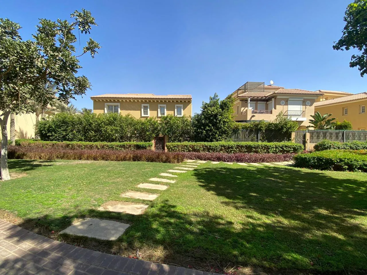 Villa for sale in Hyde Park in 6th settlement of 480 m² with 5 bedrooms