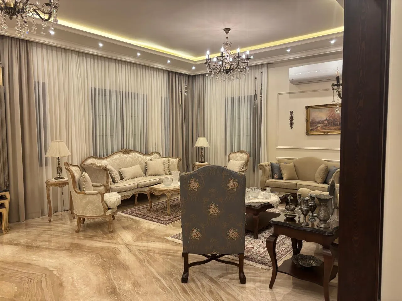 Villa for sale in Hyde Park in 6th settlement of 460 m² with 5 bedrooms