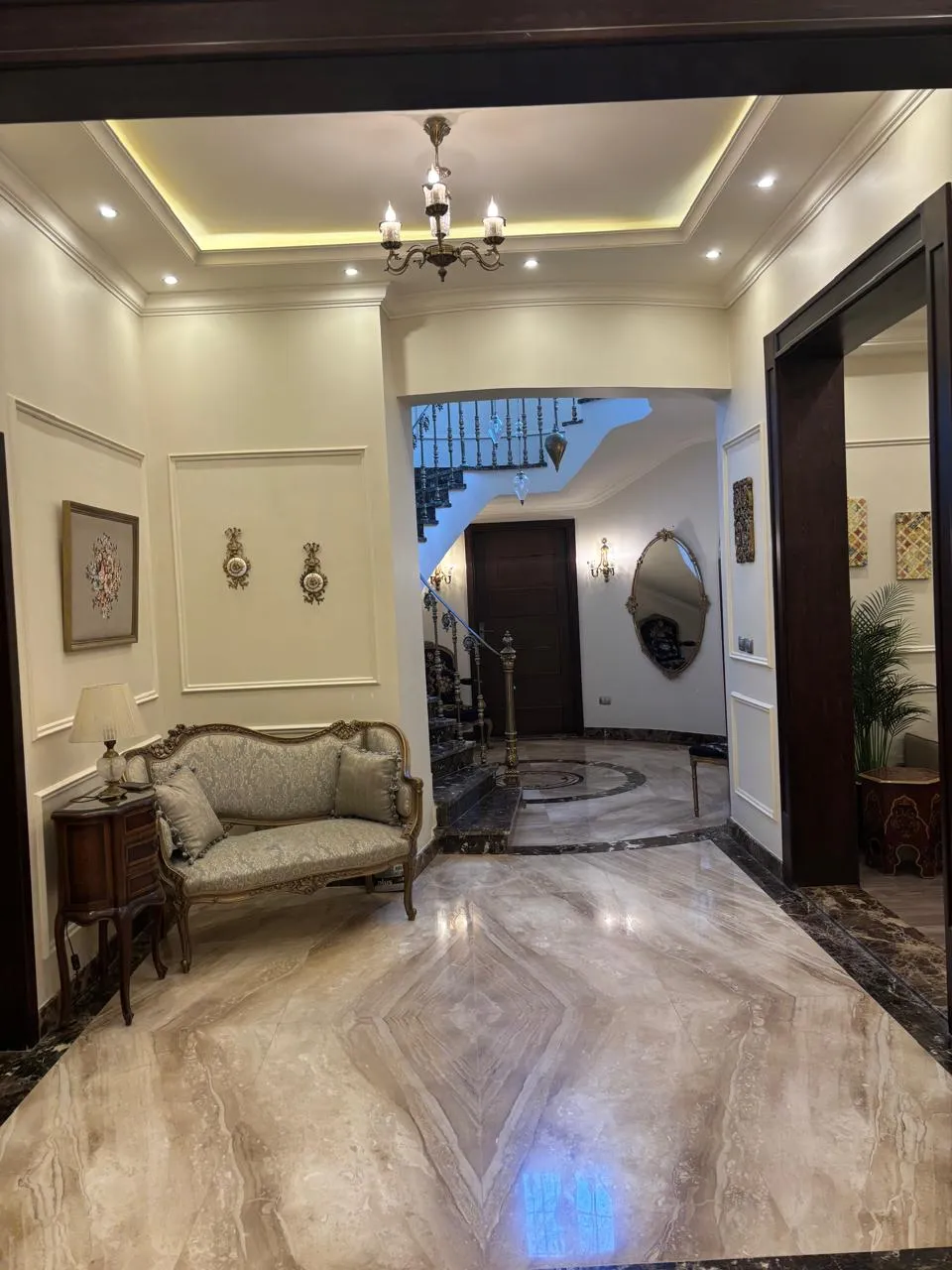 Villa for sale in Hyde Park in 6th settlement of 460 m² with 5 bedrooms
