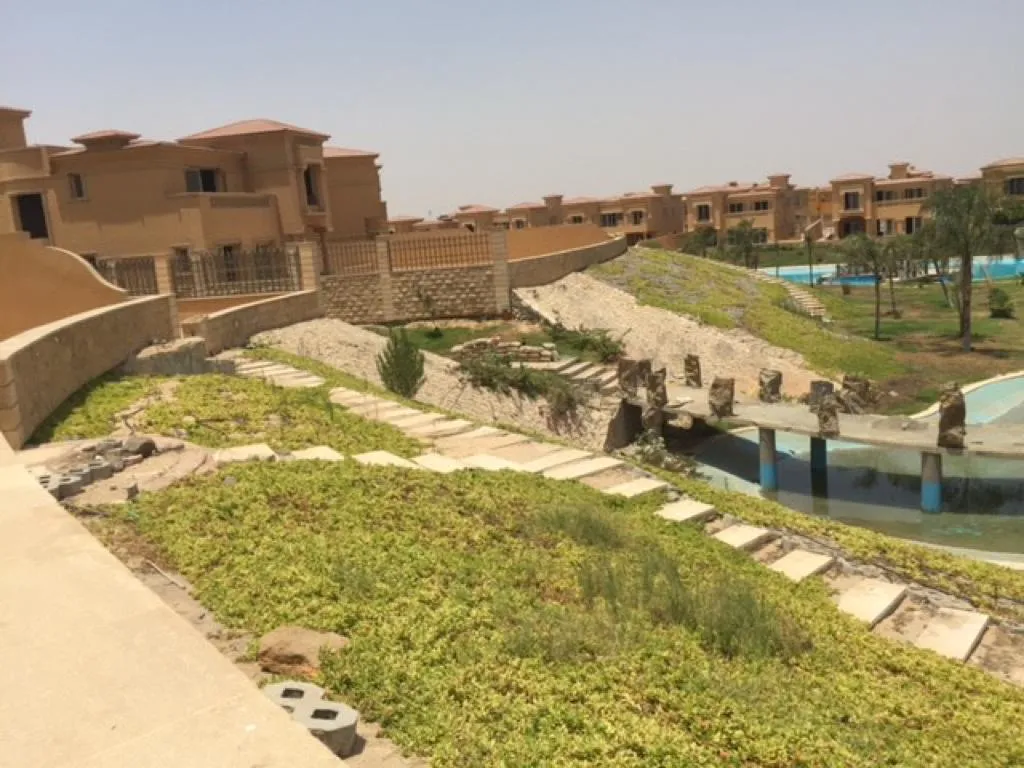 Twinhouse for sale in Royal Meadows Sheikh Zayed in El Sheikh Zayed of 382 m² with 4 bedrooms