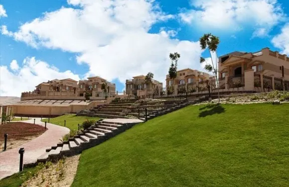 Villa for sale in Royal City in El Sheikh Zayed of 685 m² with 8 bedrooms