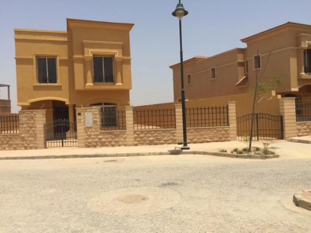 Villa for sale in Royal Meadows Sheikh Zayed in El Sheikh Zayed of 750 m² with 5 bedrooms