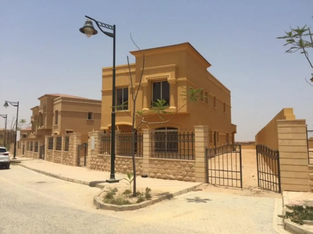 Villa for sale in Royal Meadows Sheikh Zayed in El Sheikh Zayed of 750 m² with 5 bedrooms