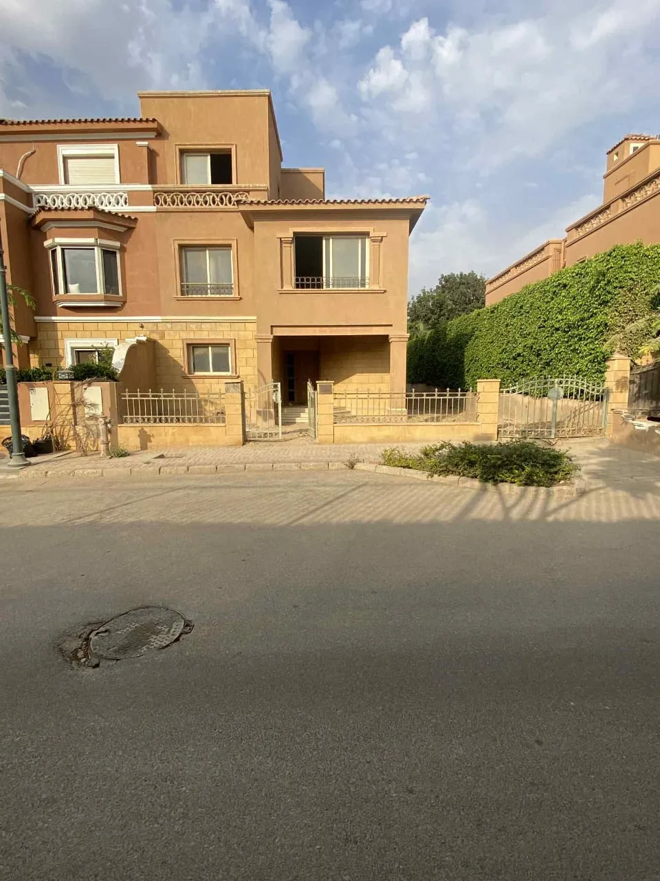 Twinhouse for sale in Bellagio in New Cairo of 348 m² with 4 bedrooms