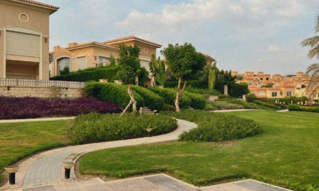 Villa for sale in Stone Park in New Cairo of 370 m² with 3 bedrooms