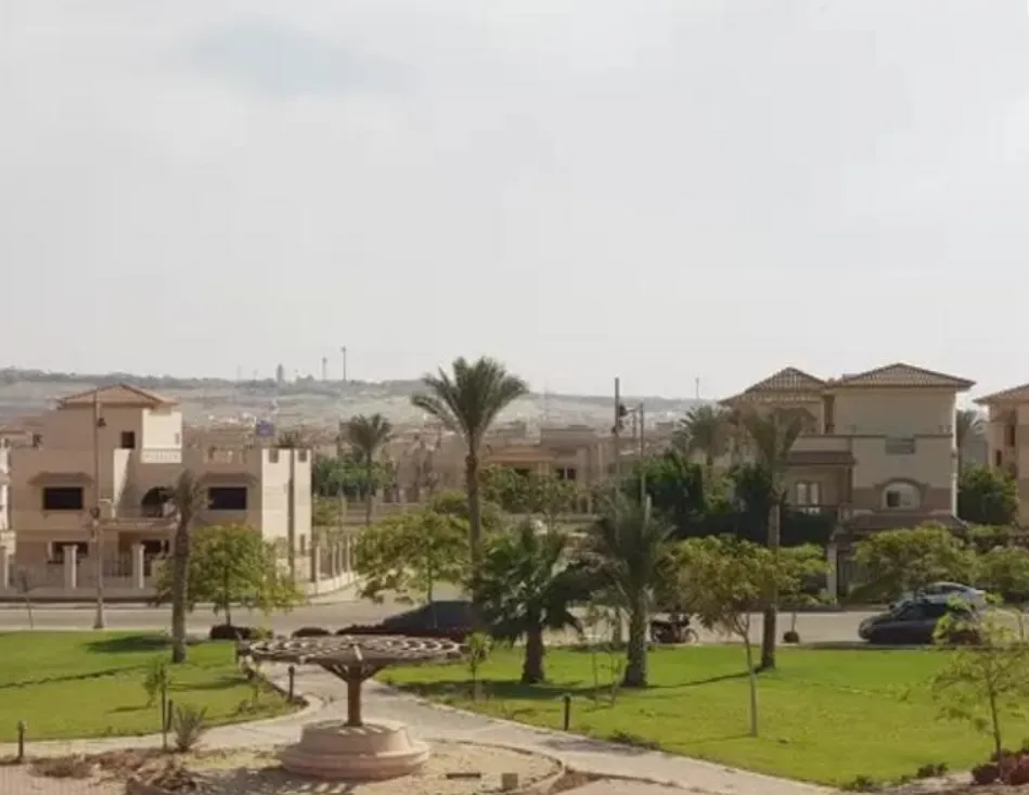 Villa for sale in Royal City in El Sheikh Zayed of 450 m² with 4 bedrooms