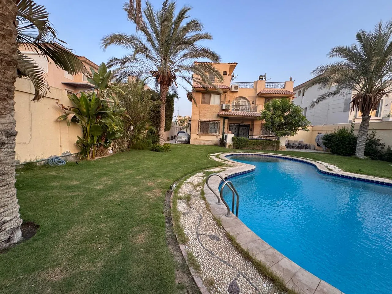 Villa for sale in Royal City in El Sheikh Zayed of 450 m² with 4 bedrooms