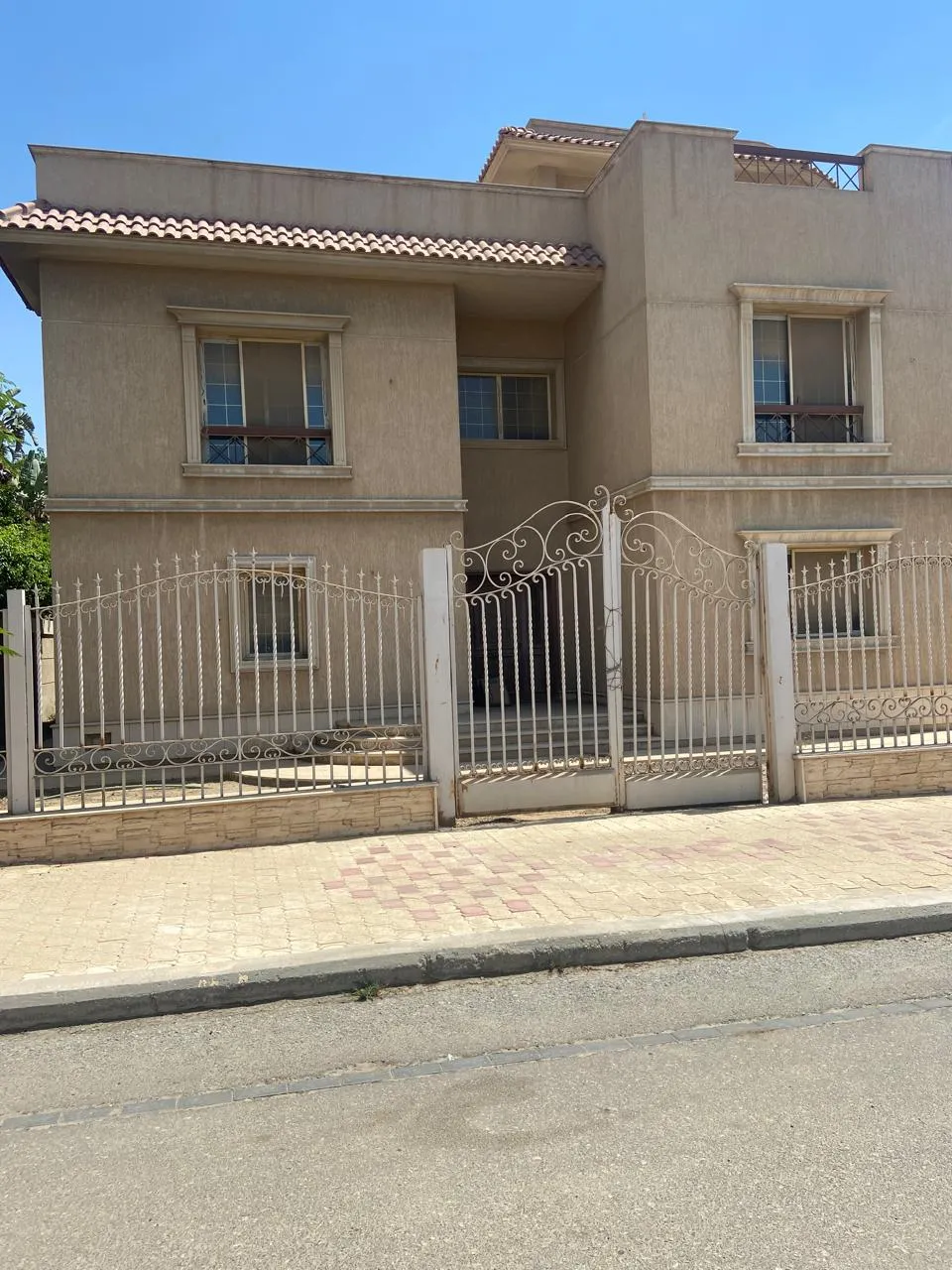 Villa for sale in Flowers Park in New Cairo of 400 m² with 4 bedrooms