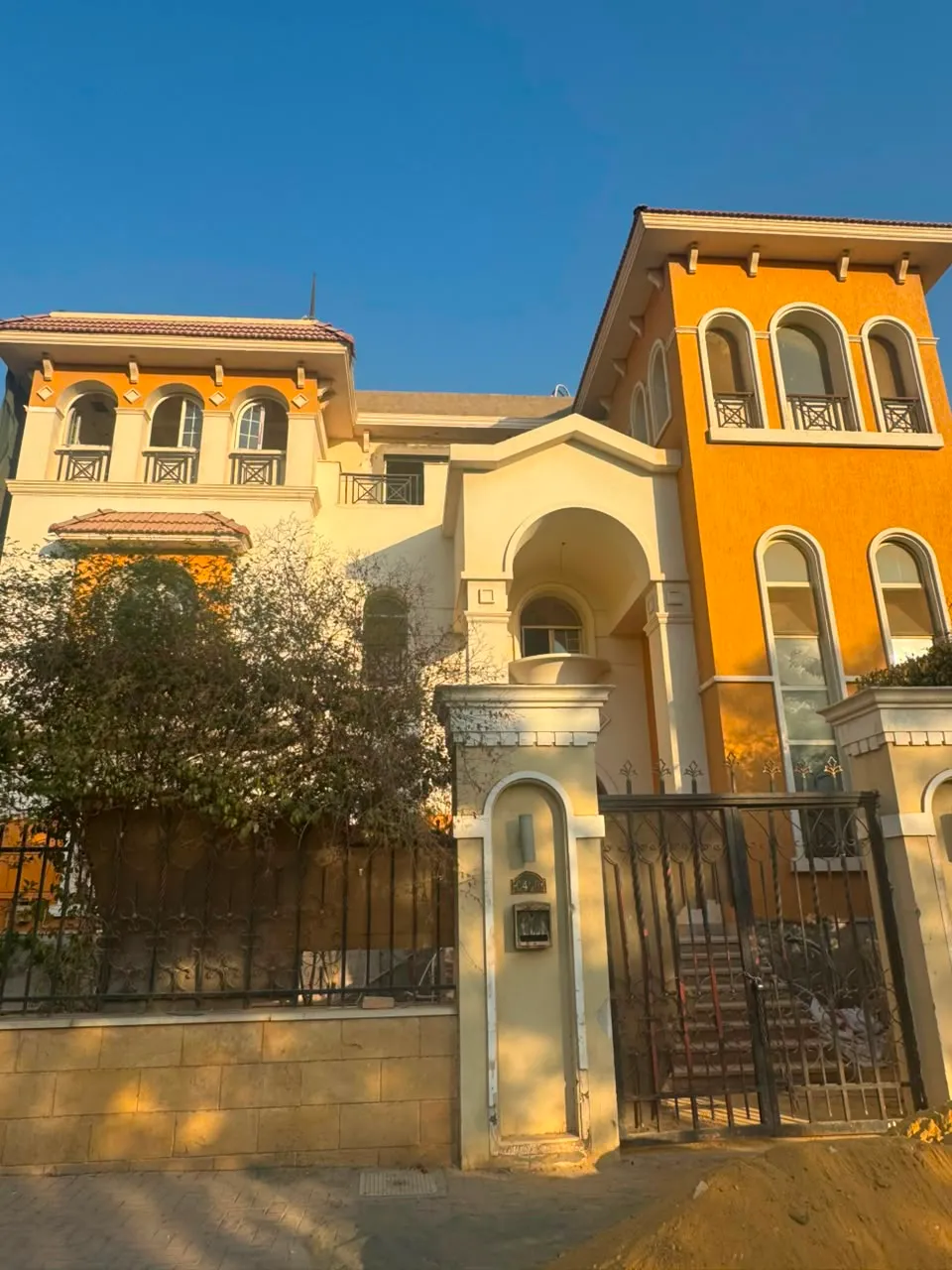 Villa for sale in Dyar Mokhabarat in New Cairo of 1054 m² with 6 bedrooms