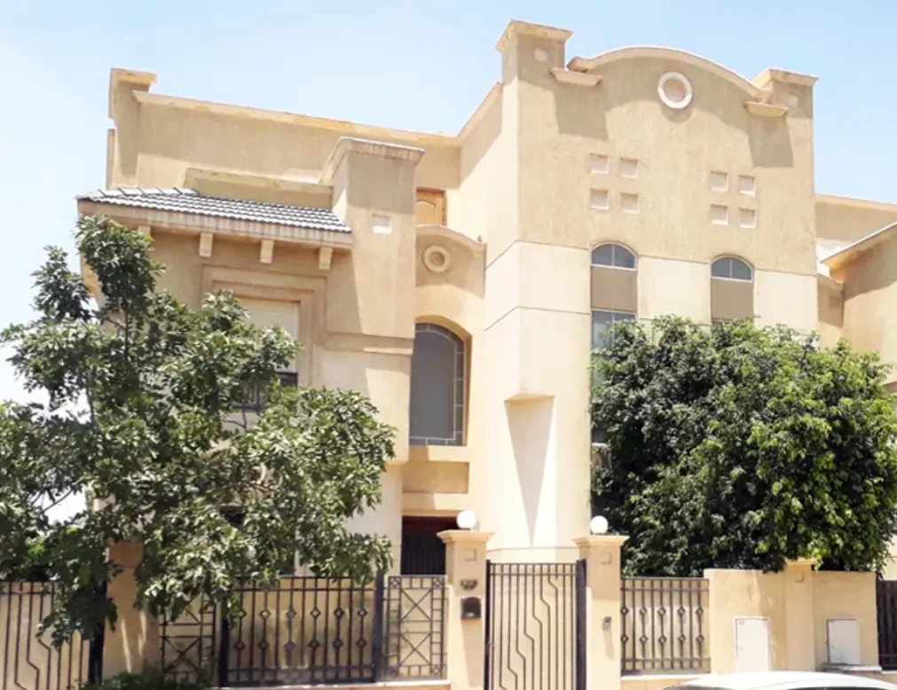 Villa for sale in Dyar Mokhabarat in New Cairo of 1054 m² with 6 bedrooms