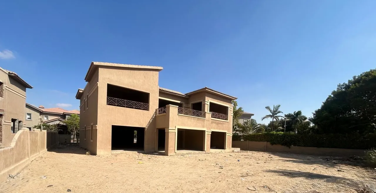 Villa for sale in Swan Lake Katameya in New Cairo of 765 m² with 5 bedrooms