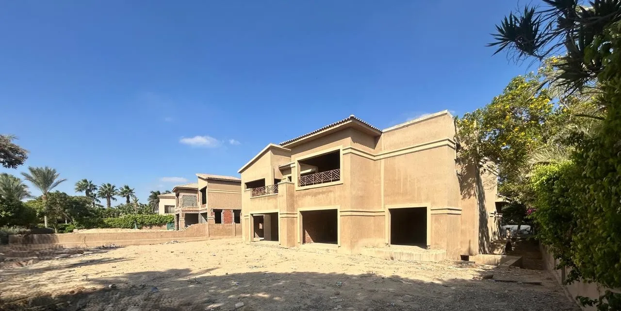 Villa for sale in Swan Lake Katameya in New Cairo of 765 m² with 5 bedrooms