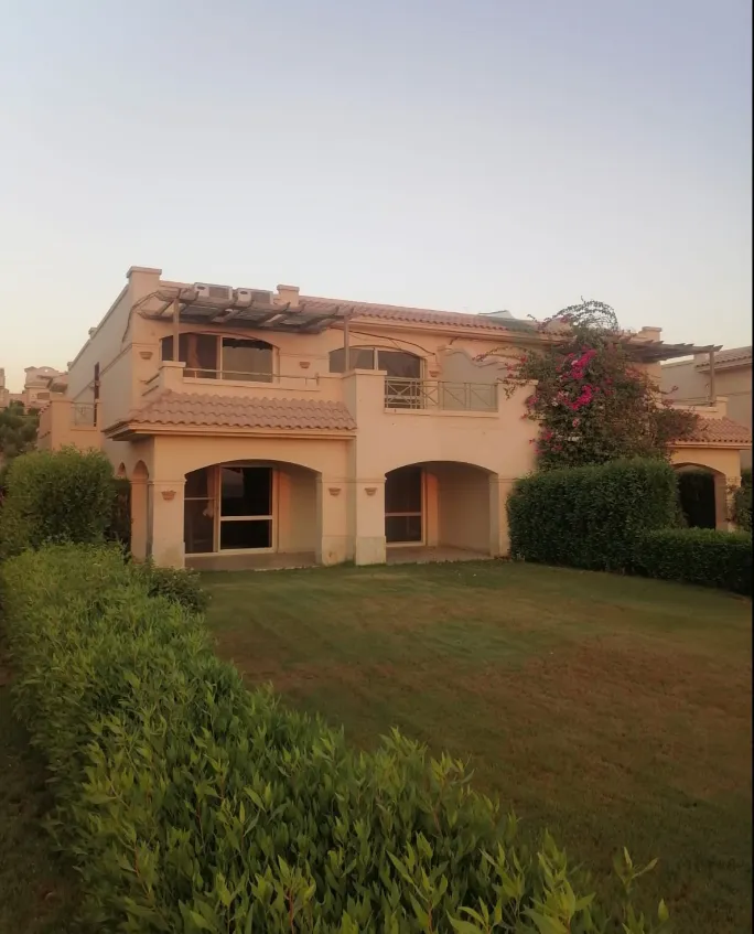 Duplex for sale in La Vista 3 in Ain Sokhna of 340 m² with 6 bedrooms