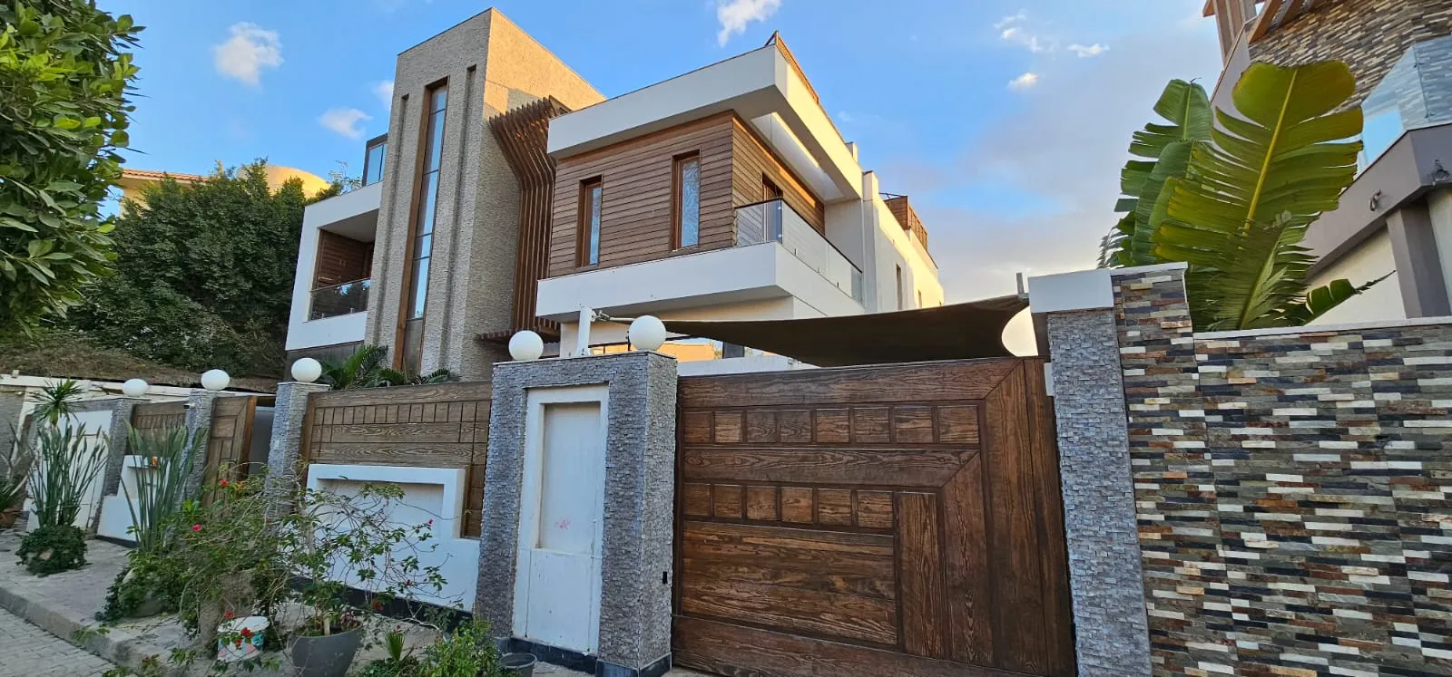 Villa for sale in Beverly Hills in 6th of October City of 525 m² with 4 bedrooms
