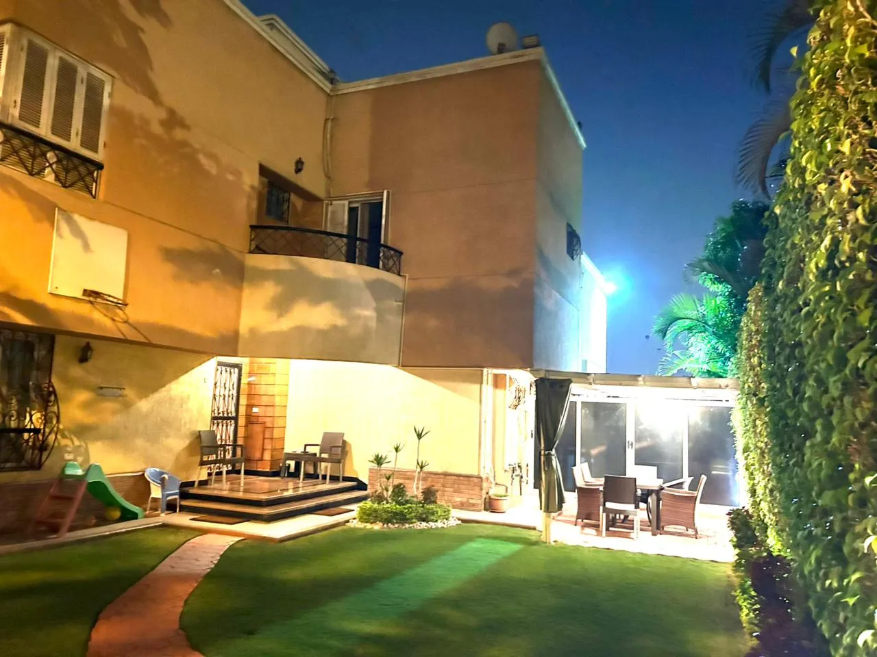Townhouse for sale in El Rehab in New Cairo of 210 m² with 3 bedrooms