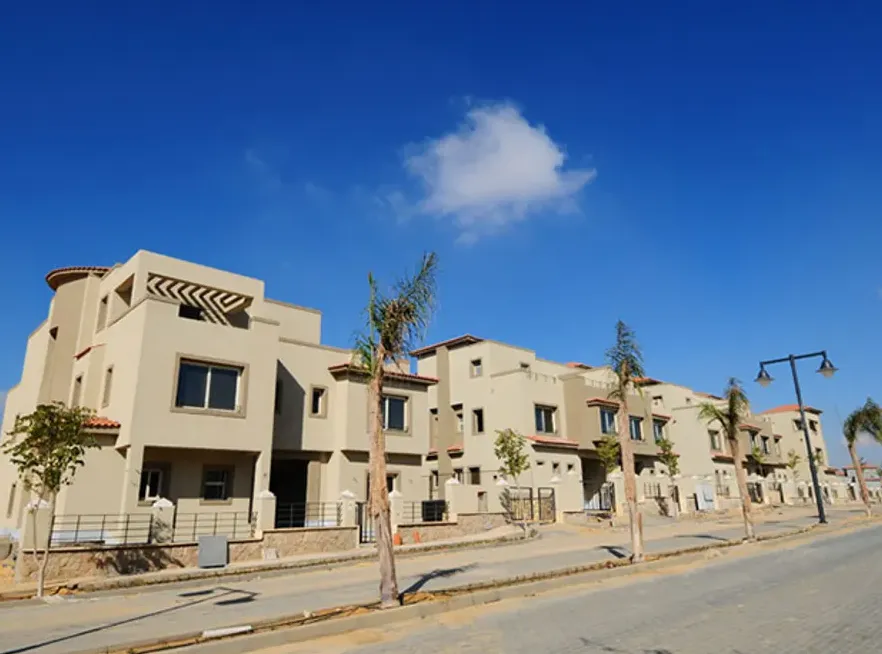 تاون هاوس للبيع في PK1 بالم هيلز قطامية في جولدن سكوير بمساحة 375 م² تتكون من 4 غرف