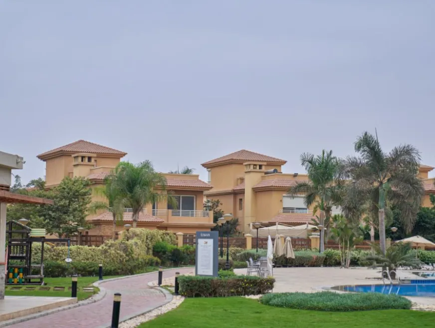 Townhouse for sale in Jeera in El Sheikh Zayed of 304 m² with 5 bedrooms