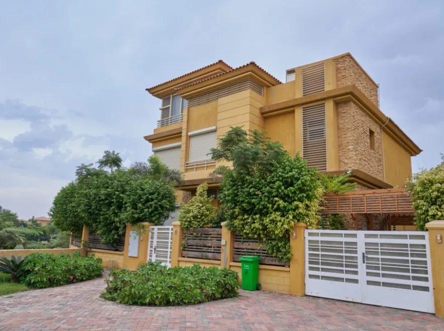 Townhouse for sale in Jeera in El Sheikh Zayed of 304 m² with 5 bedrooms