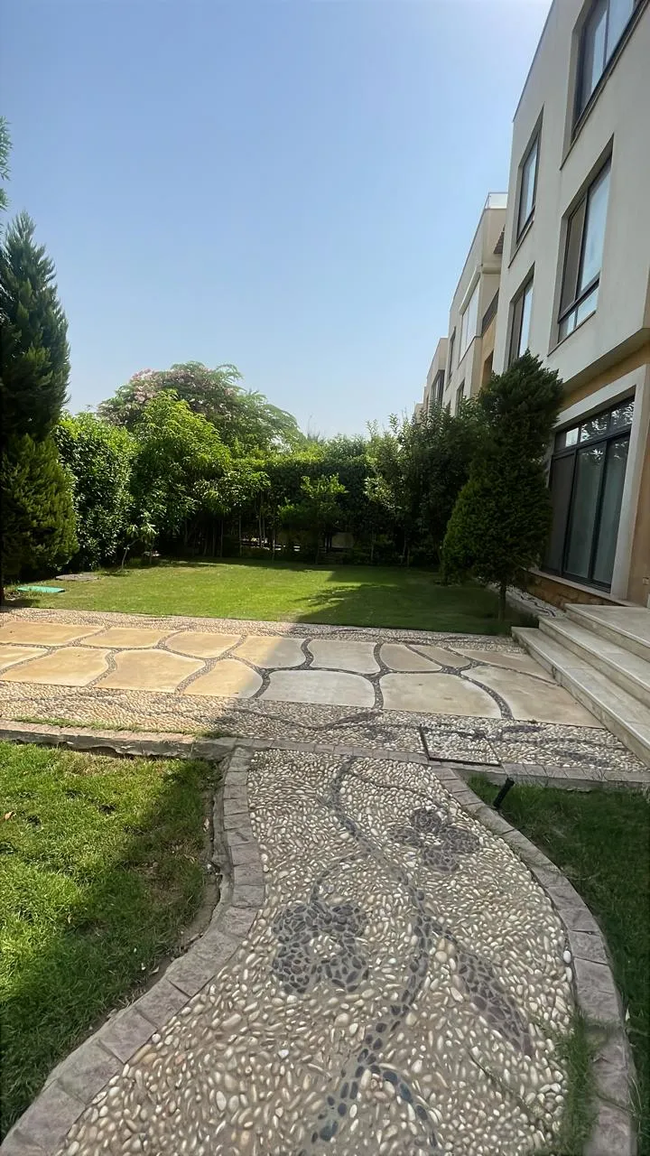 Villa for sale in Beverly Hills in 6th of October City of 306 m² with 7 bedrooms