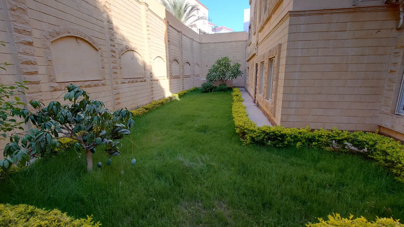 Villa for sale in Beverly Hills in 6th of October City of 900 m² with 7 bedrooms