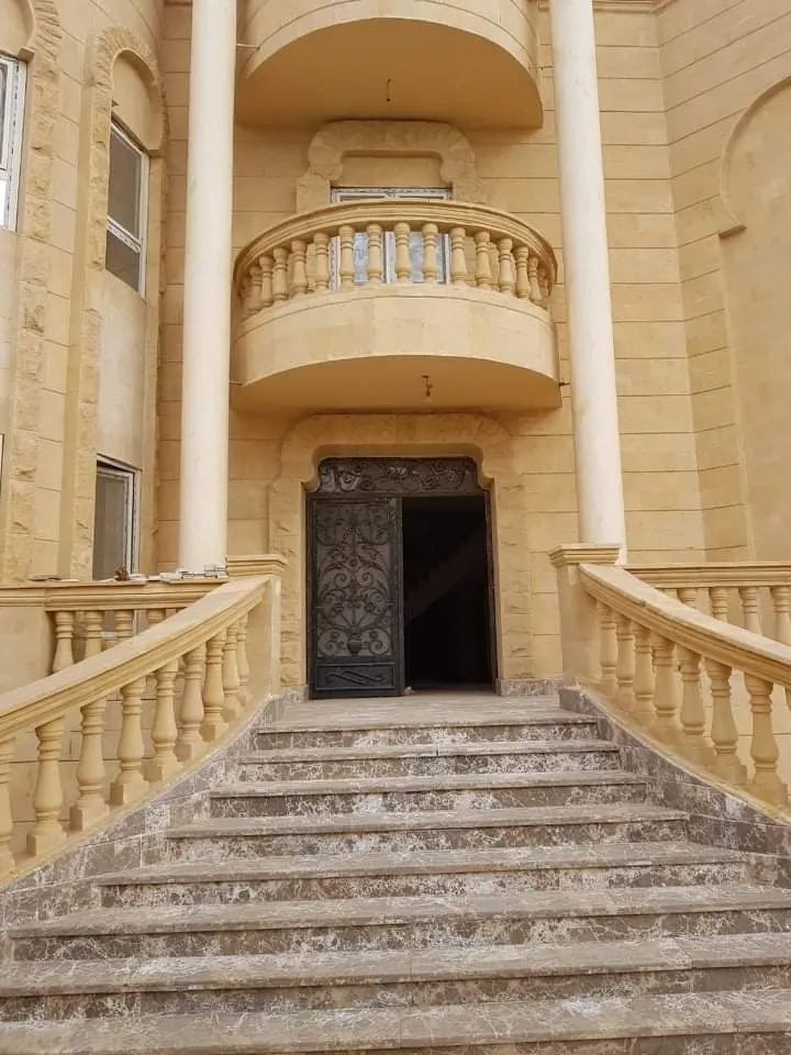 Villa for sale in Beverly Hills in 6th of October City of 900 m² with 7 bedrooms