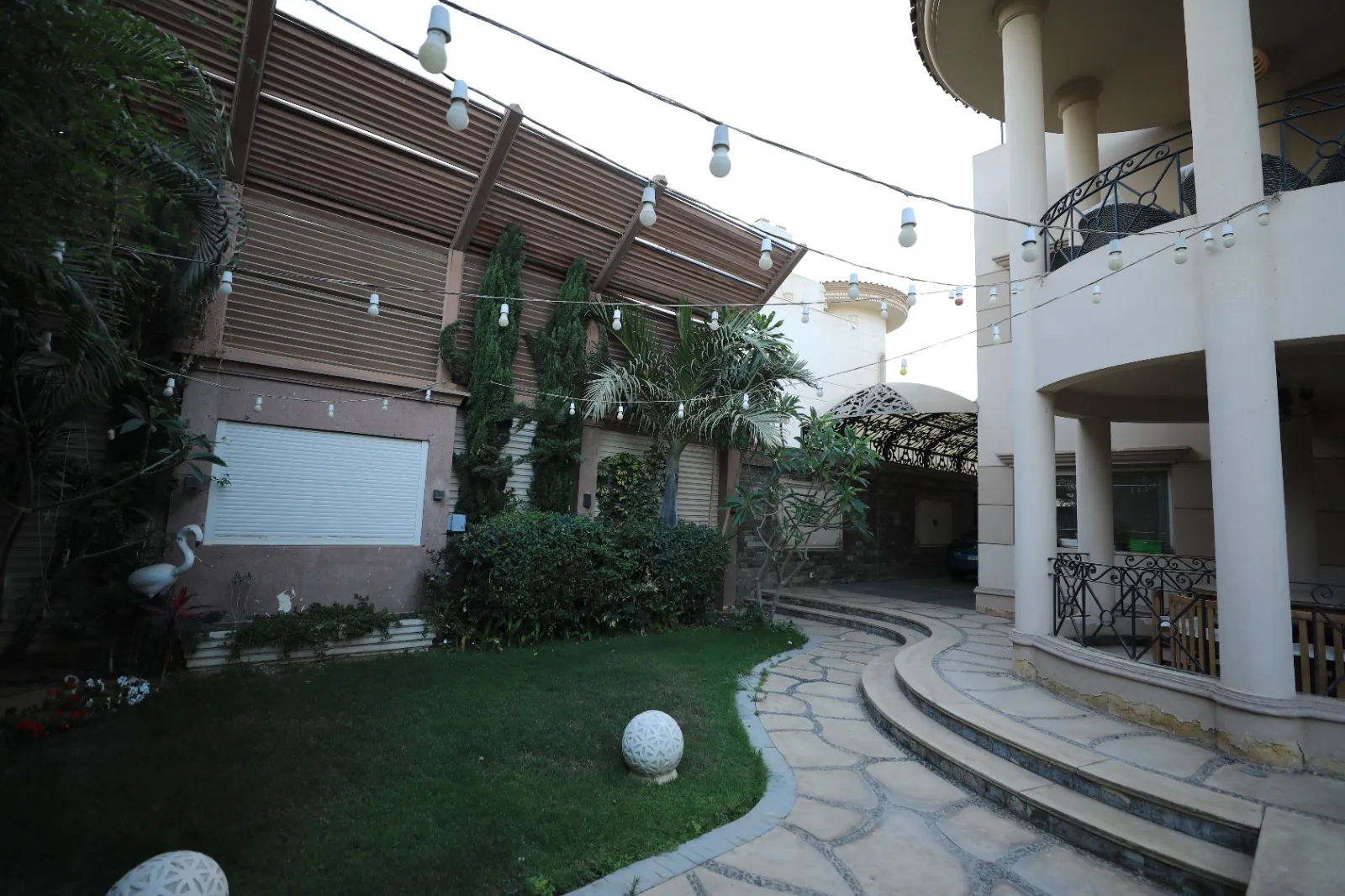 Villa for sale in Royal City in El Sheikh Zayed of 530 m² with 6 bedrooms