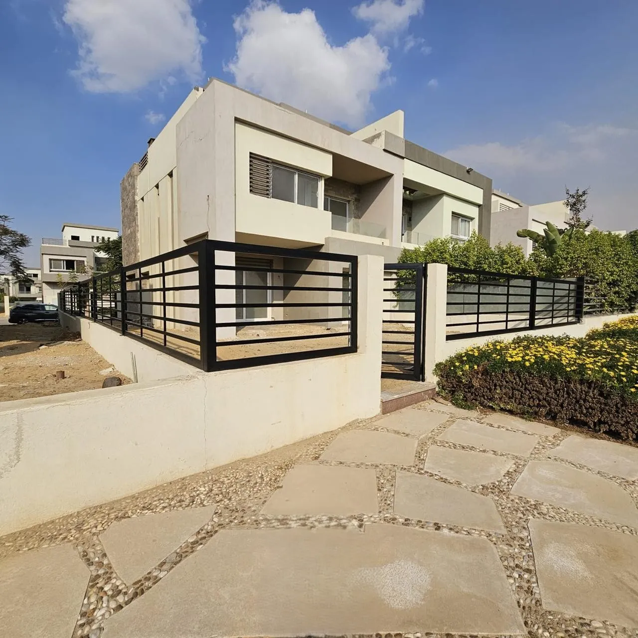 Twinhouse for sale in Hyde Park in 6th settlement of 255 m² with 3 bedrooms