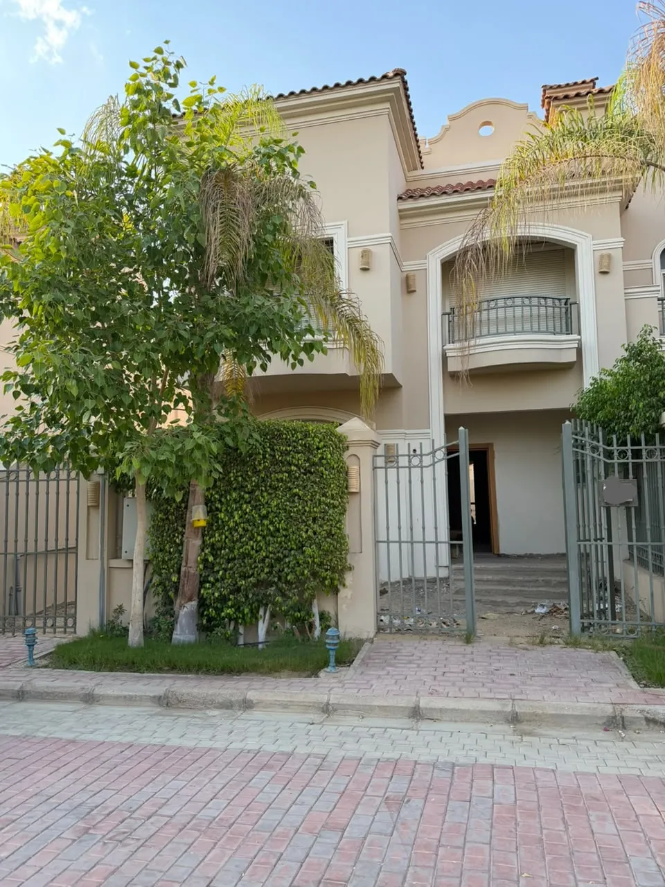 Villa for sale in El Patio 5 East in El Shorouk of 247 m² with 4 bedrooms