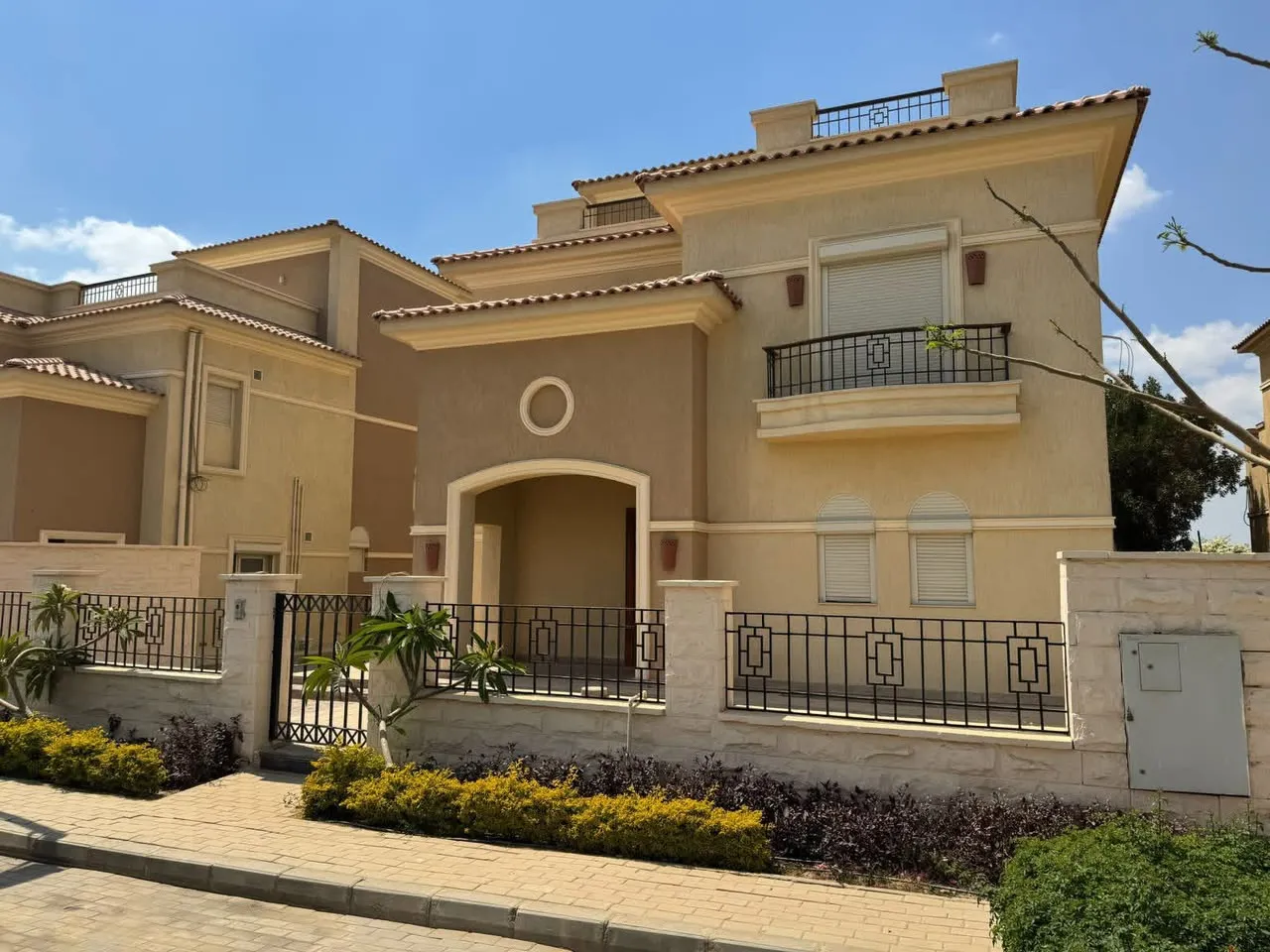 Villa for sale in Stone Park in New Cairo of 450 m² with 4 bedrooms