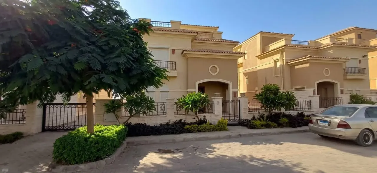 Villa for sale in Stone Park in New Cairo of 450 m² with 4 bedrooms