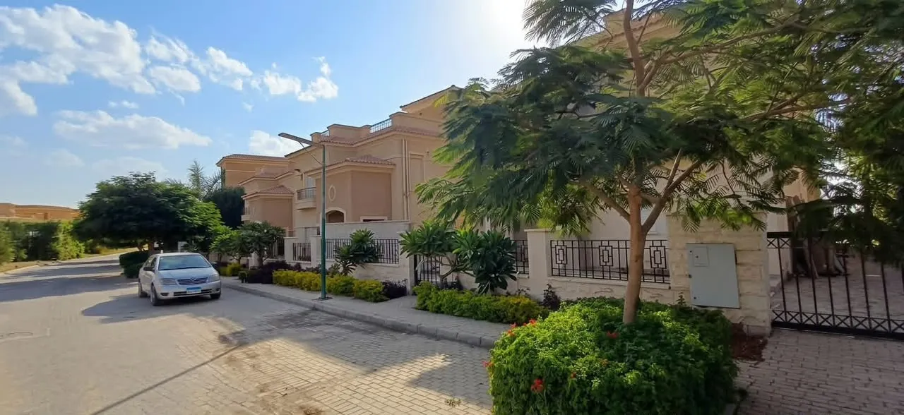 Villa for sale in Stone Park in New Cairo of 450 m² with 4 bedrooms