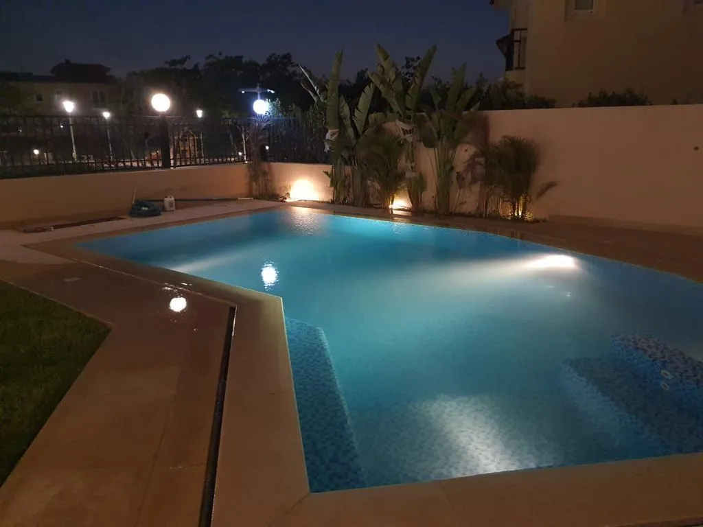 Villa for sale in Hyde Park in 6th settlement of 500 m² with 5 bedrooms