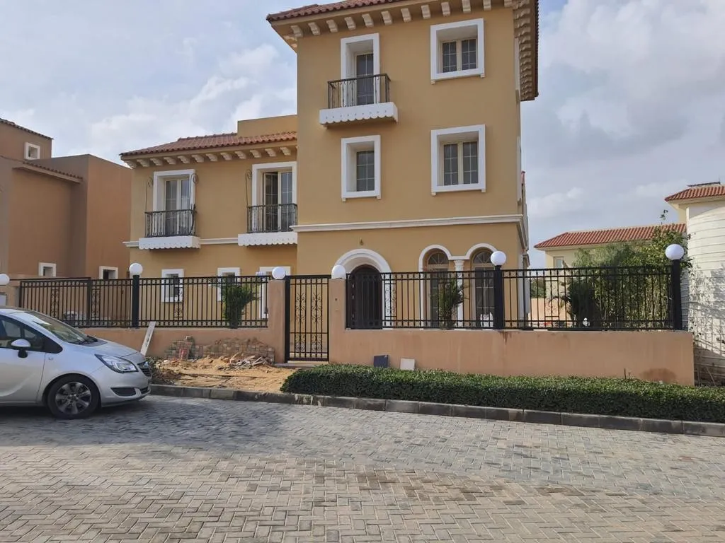 Villa for sale in Hyde Park in 6th settlement of 500 m² with 5 bedrooms