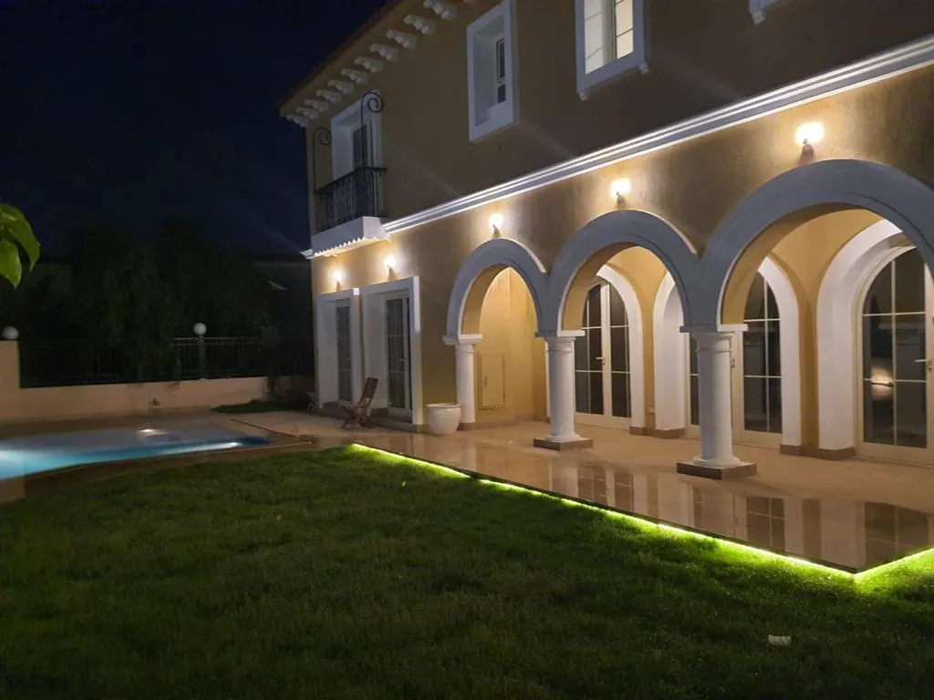 Villa for sale in Hyde Park in 6th settlement of 500 m² with 5 bedrooms